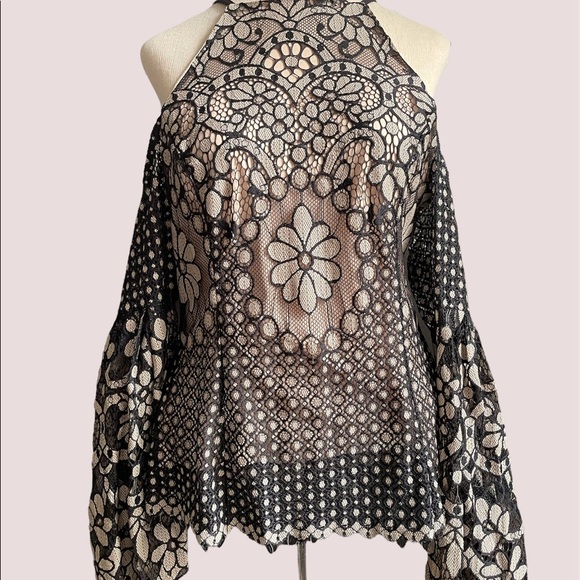 Venus black lace bell bottom sleeve top size 10 - Picture 6 of 9